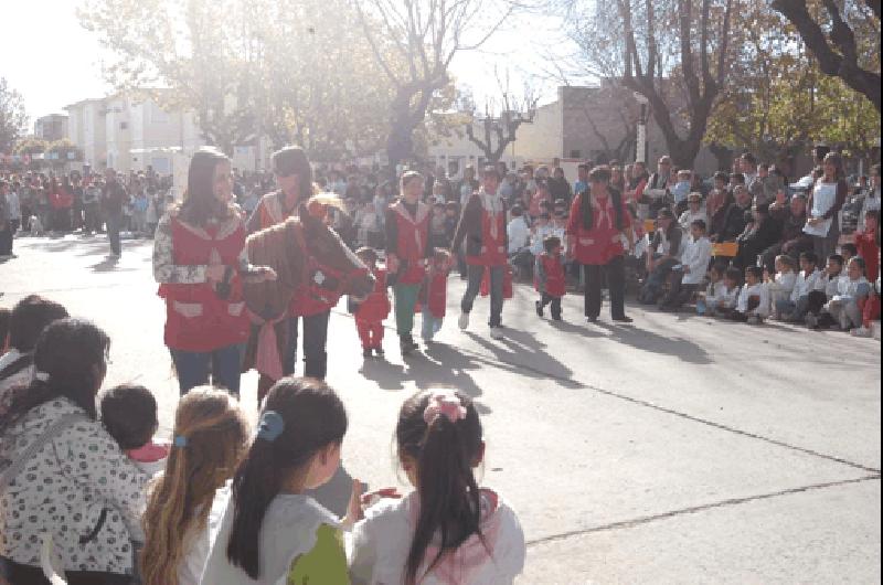 Hasta dos pequeÃ±os caballos tomaron parte de la festividad Uno de ellos presentado por maestras y alumnos del JardÃ­n Maternal Angel de la Guarda 