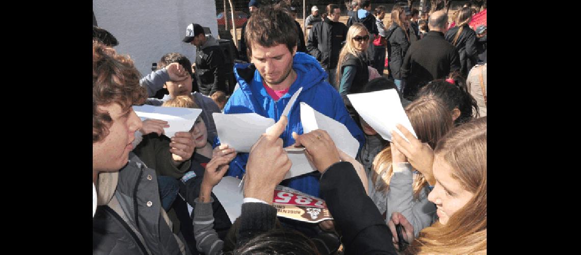 Marcos Patronelli recurrido por todos los chicos 