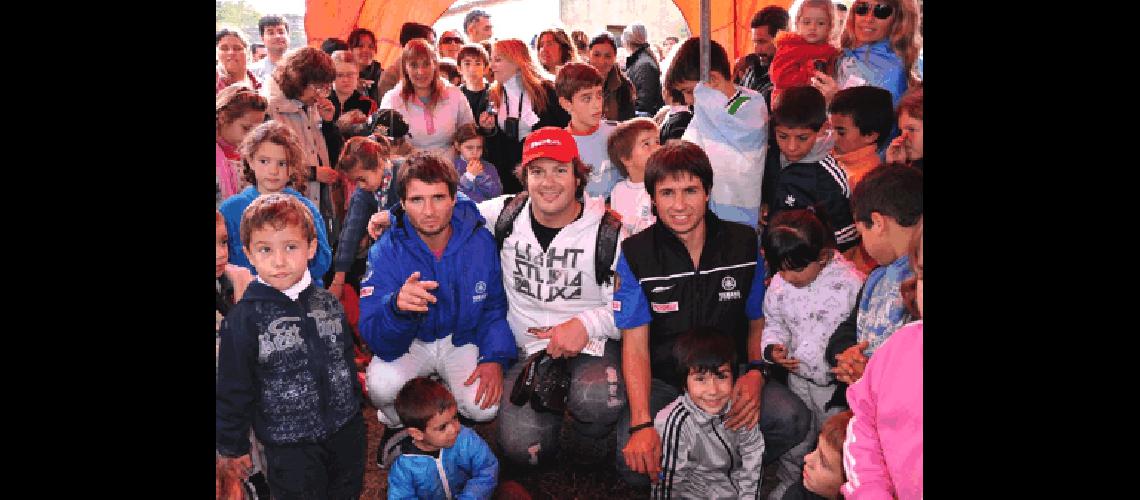 Hombres del Dakar Gato Barbery entre los hermanos Marcos y Alejandro Patronelli los padrinos del JardÃ­n de Hinojo Fotos Marcelo Kehler 