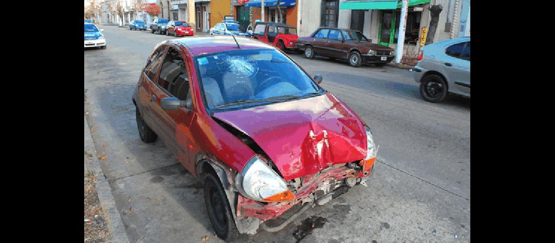 Un Ford Ka chocÃ³ en la madrugada de ayer en Lamadrid y Dorrego Lucas Pagano 