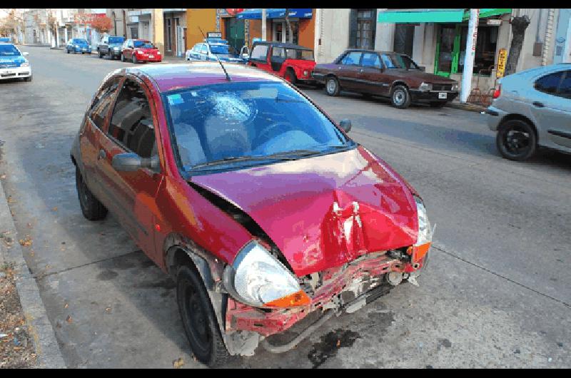 Un Ford Ka chocÃ³ en la madrugada de ayer en Lamadrid y Dorrego Lucas Pagano 