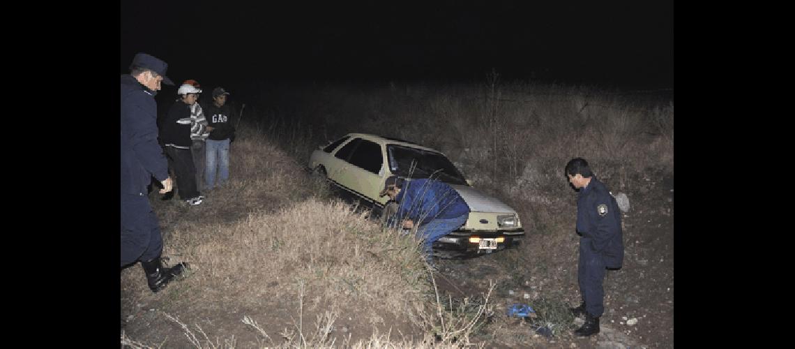 Un Ford Sierra cayÃ³ a una fosa en la salida del barrio Trabajadores sobre la avenida Alberdi Carlos RamÃ­rez 