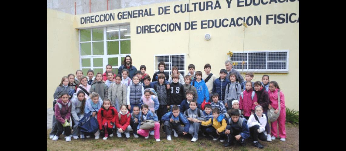 Grupo de niÃ±os y niÃ±as que viajaron el sÃ�bado 