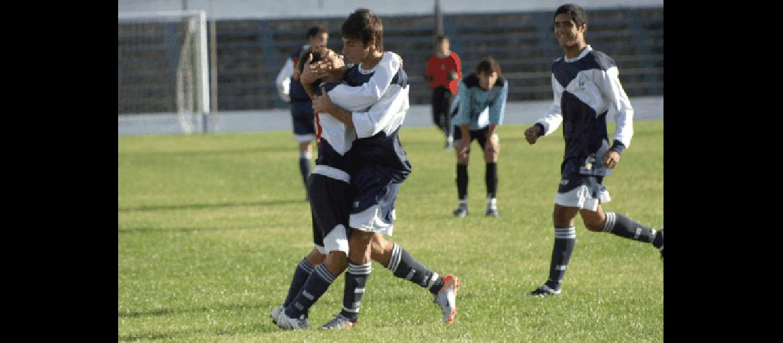 El abrazo entre VolontÃ© y Vecchio quienes aportaron dos goles cada uno Claudio MartÃ­nez 