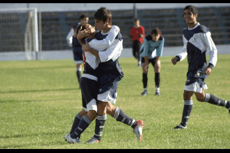 El abrazo entre VolontÃ© y Vecchio quienes aportaron dos goles cada uno Claudio MartÃ­nez 