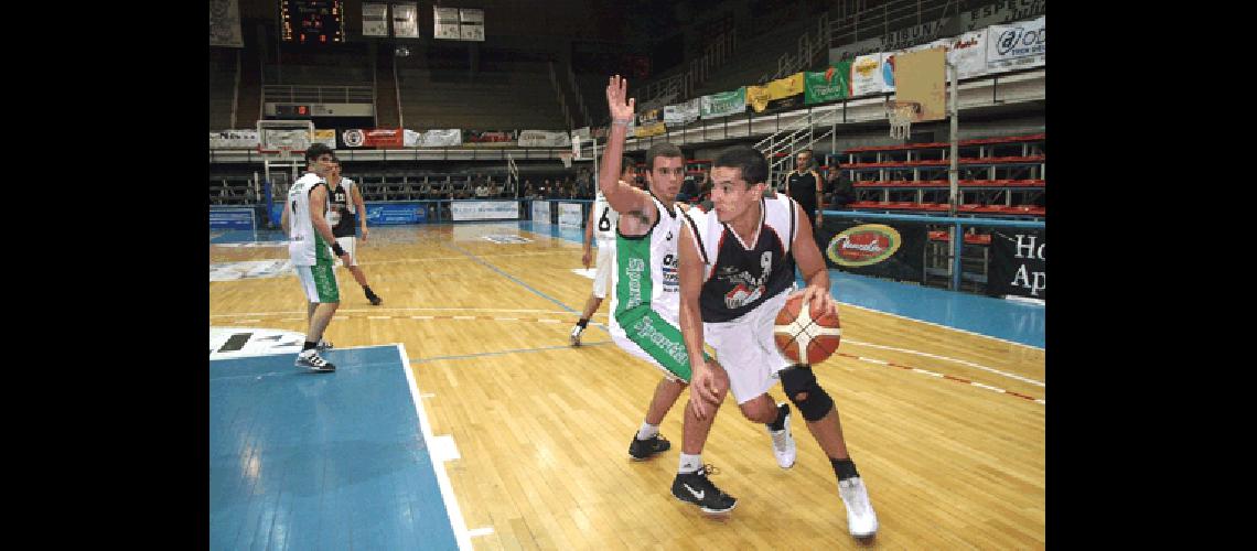 El alero bataraz MartÃ­n Miner fue el goleador del partido con 30 puntos Claudio MartÃ­nez 