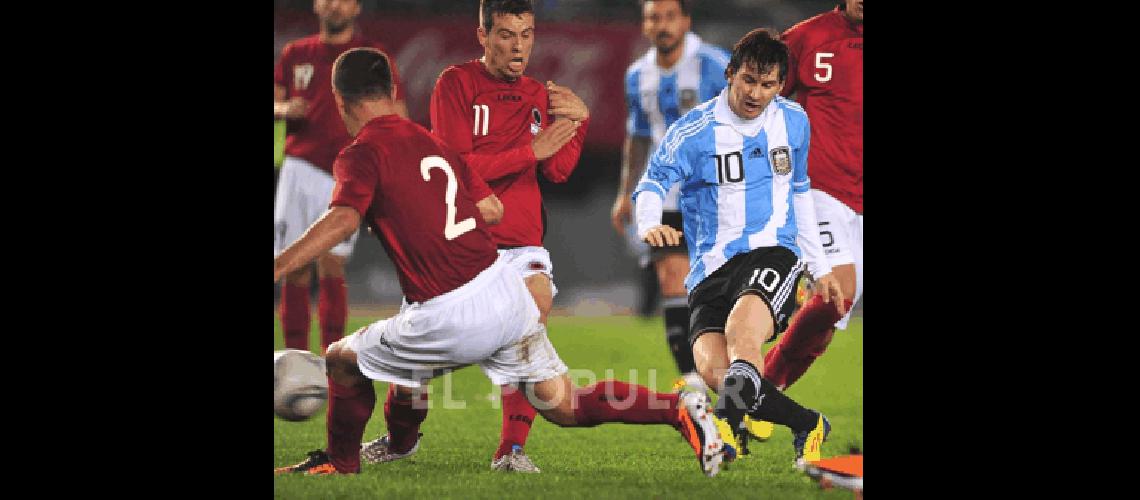 Lionel Messi la figura de la Argentina convirtiÃ³ el segundo gol del seleccionado ante Albania TelÃm 