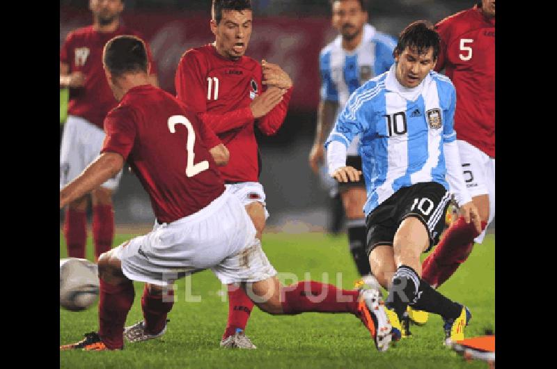 Lionel Messi la figura de la Argentina convirtiÃ³ el segundo gol del seleccionado ante Albania TelÃm 