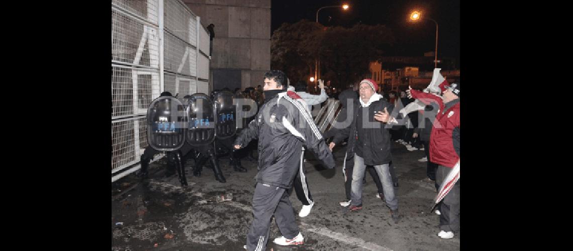 Banderazo con leyendas amenazantes de hinchas de River y corridas frente al Monumental DyN 