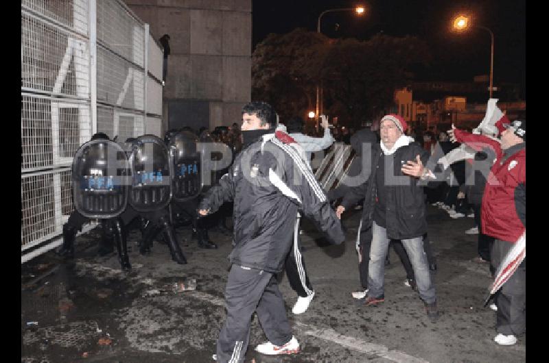 Banderazo con leyendas amenazantes de hinchas de River y corridas frente al Monumental DyN 