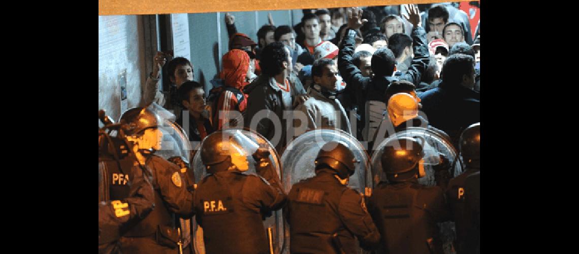 Los hinchas trataron de entrar al estadio TÃ©lam