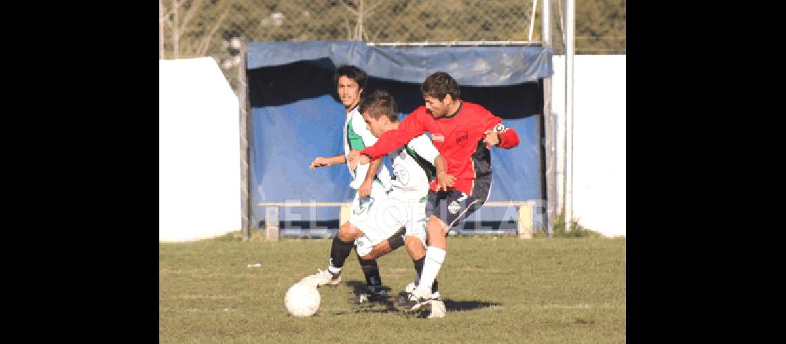 SebastiÃn Tavare aguanta la marca de NicolÃs Alvarez Ambos convirtieron en dos oportunidades Claudio MartÃ­nez 