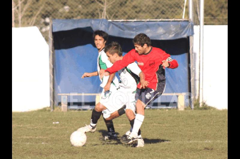 SebastiÃn Tavare aguanta la marca de NicolÃs Alvarez Ambos convirtieron en dos oportunidades Claudio MartÃ­nez 