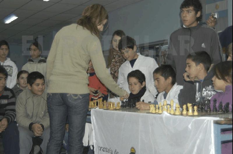 La ajedrecista LÃ�zaro estuvo en La Madrid BrindÃ³ clÃ­nicas a los alumnos de las escuelas y jugÃ³ simultÃ�neas con ellos 