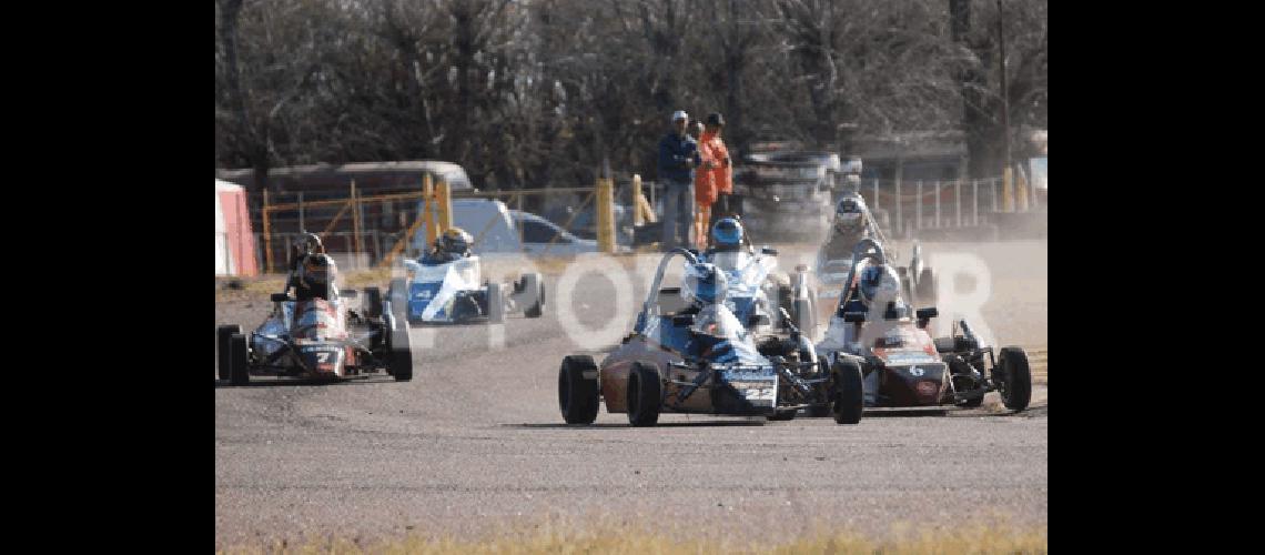 Siete pilotos arrancaron el 2011 en La Bota de Estudiantes Para el domingo se duplicÃ³ el nÃºmero Miguelangel 