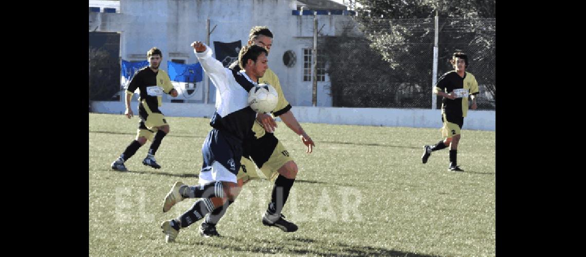 Ignacio VolontÃ© trata de dominar el balÃ³n Fue el autor del gol y la figura del partido Marcelo Kehler 