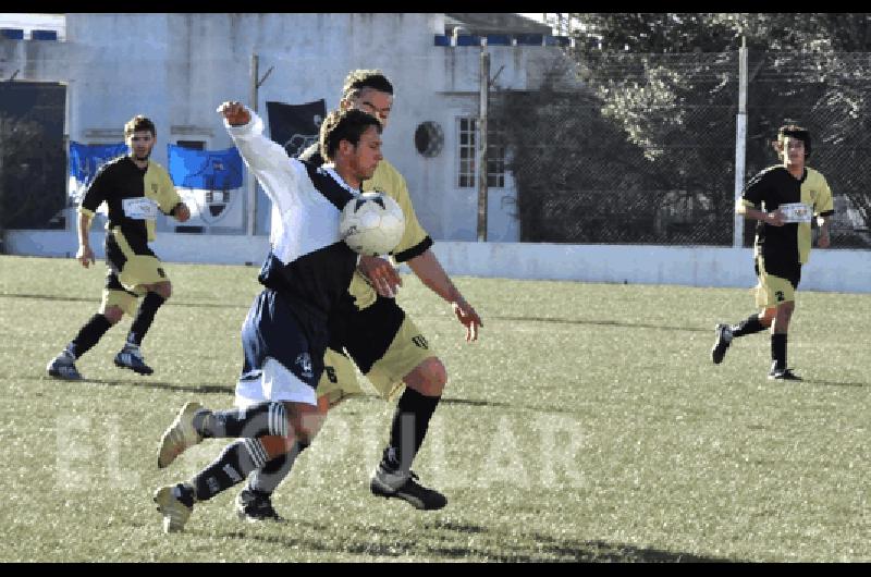 Ignacio VolontÃ© trata de dominar el balÃ³n Fue el autor del gol y la figura del partido Marcelo Kehler 