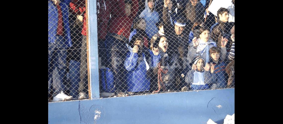 La emociÃ³n de los hinchas del Deportivo En la cancha hubo lÃ�grimas de felicidad Ayer las charlas pasaron por el triunfo del Deportivo 