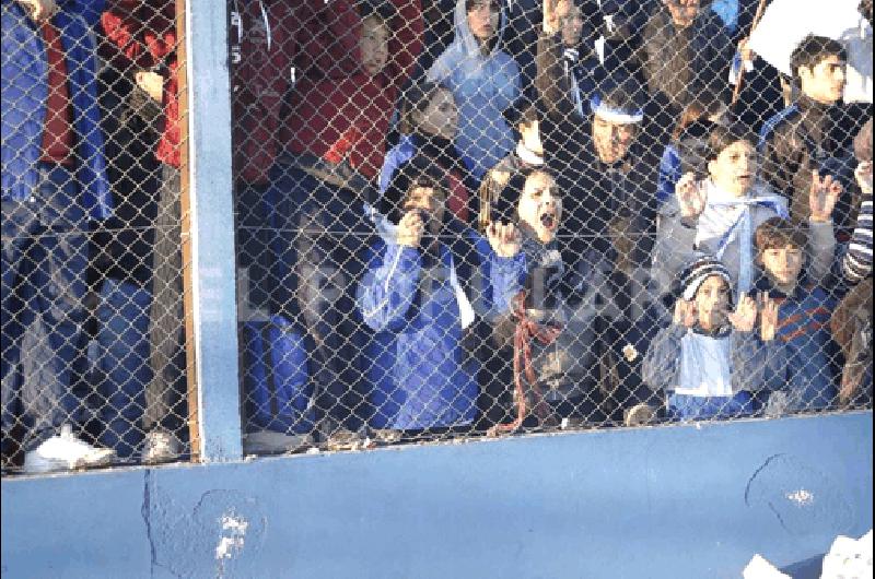 La emociÃ³n de los hinchas del Deportivo En la cancha hubo lÃ�grimas de felicidad Ayer las charlas pasaron por el triunfo del Deportivo 