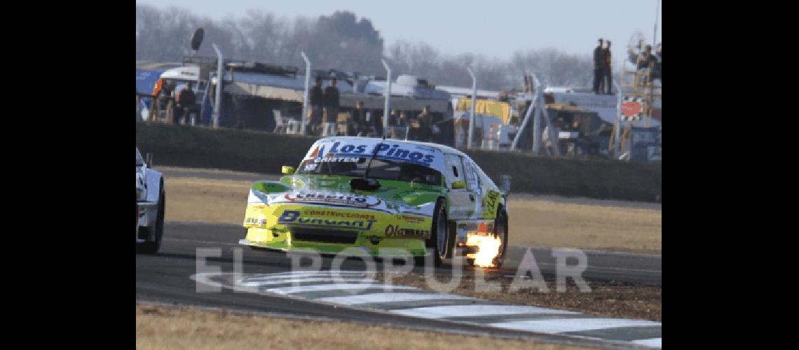 El fuego sagrado en el caÃ±o de escape del Chevrolet de AgustÃ­n Herrera El piloto de OlavarrÃ­a arrancÃ³ entre los mejores diez del TC Pista en JunÃ­n Gentileza DarÃ­o Gallardo 