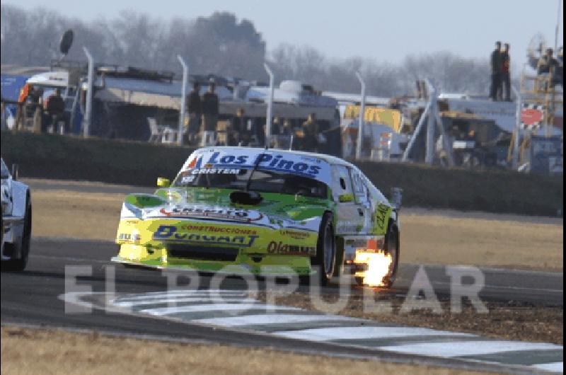 El fuego sagrado en el caÃ±o de escape del Chevrolet de AgustÃ­n Herrera El piloto de OlavarrÃ­a arrancÃ³ entre los mejores diez del TC Pista en JunÃ­n Gentileza DarÃ­o Gallardo 