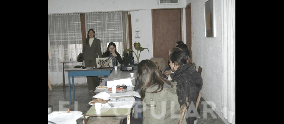 La comisario Lucrecia Bernardelli brindÃ³ una charla para docentes sobre violencia escolar 