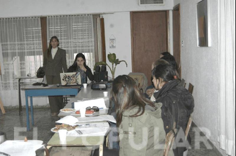 La comisario Lucrecia Bernardelli brindÃ³ una charla para docentes sobre violencia escolar 