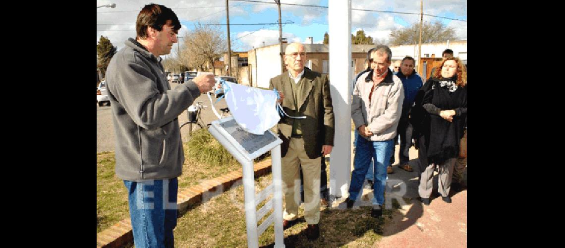 Los concejales Laiolo y Pardal descubren la placa en recuerdo al Dr RaÃºl AlfonsÃ­n 