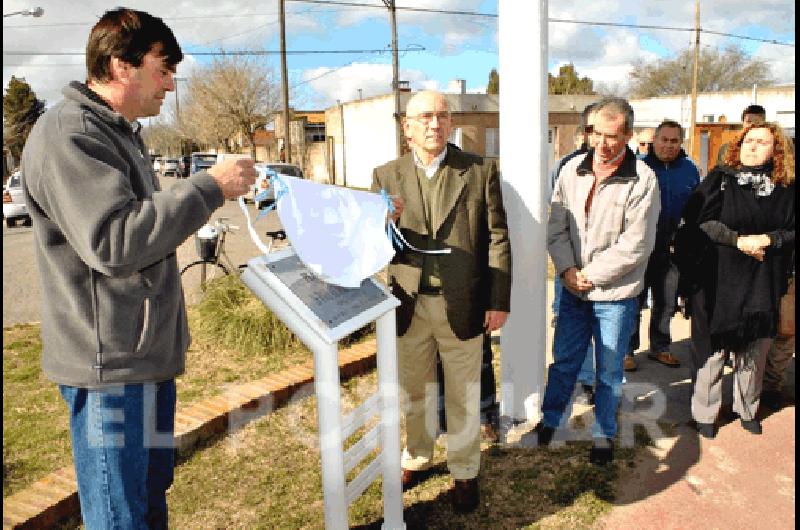 Los concejales Laiolo y Pardal descubren la placa en recuerdo al Dr RaÃºl AlfonsÃ­n 