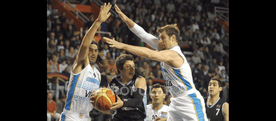 Luis Scola y AndrÃ©s Nocioni fueron dos de las figuras argentinas en el triunfo ante Uruguay TelÃm 