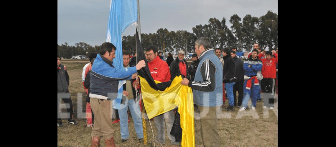 TomÃs Ruiz junto a los dirigentes del Auto Moto NÃutico 