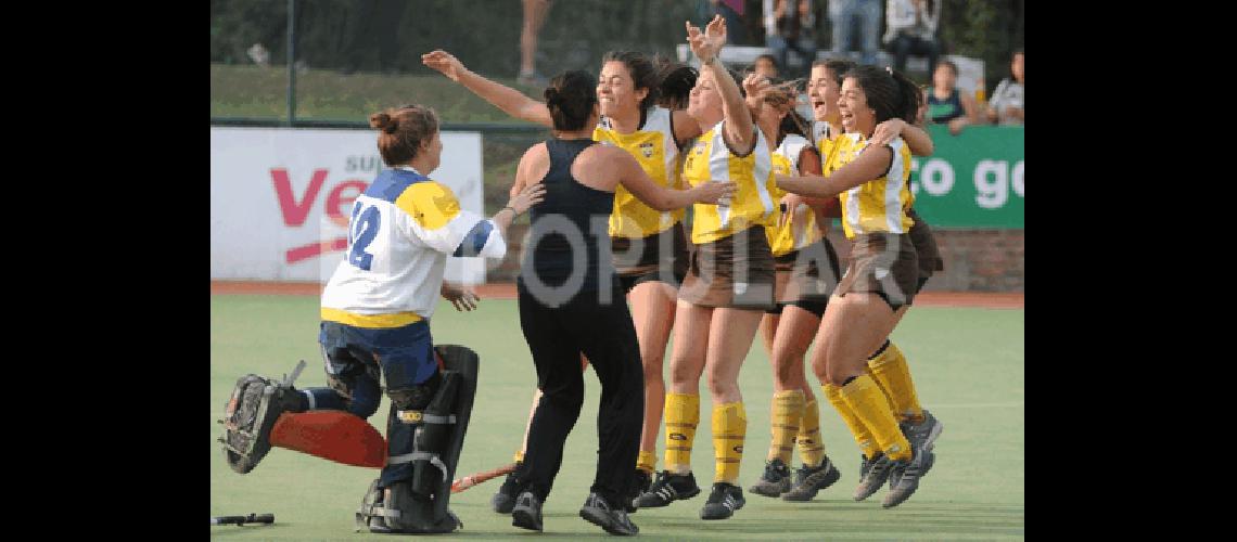 El festejo de las jugadoras tandilenses tras la victoria ante TucumÃ�n con la arquera de OlavarrÃ­a Foto gentileza La Gaceta de TucumÃ�n 