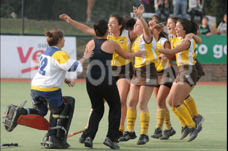 El festejo de las jugadoras tandilenses tras la victoria ante TucumÃ�n con la arquera de OlavarrÃ­a Foto gentileza La Gaceta de TucumÃ�n 