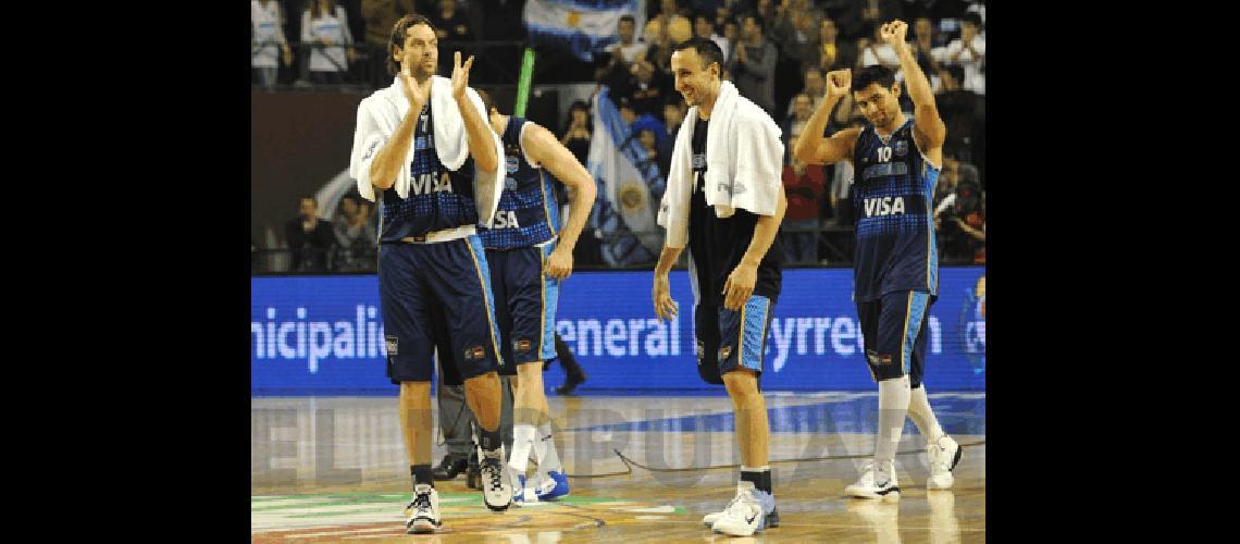 Sonrisas del equipo de bÃsquetbol despuÃ©s del triunfo en Mar del Plata TÃ©lam 