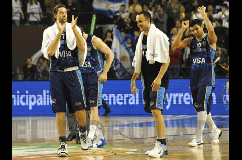 Sonrisas del equipo de bÃsquetbol despuÃ©s del triunfo en Mar del Plata TÃ©lam 