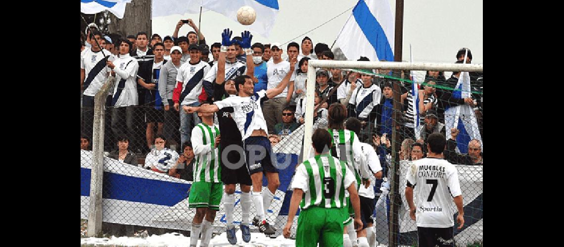 AtlÃ©tico Hinojo volviÃ³ a festejar en el clÃsico Igual que en la 7Âª fecha comenzÃ³ perdiendo y logrÃ³ darlo vuelta Fotos Lucas Pagano 