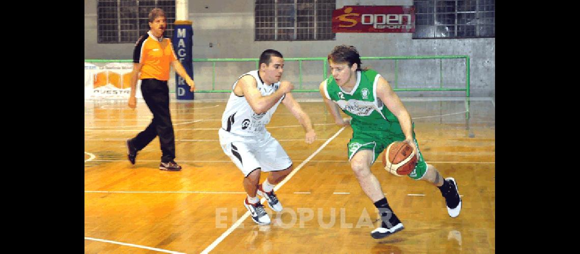 Ignacio Catanzaro el goleador del partido maniobra ante la marca de Federico Silveyra Marcelo Kehler 