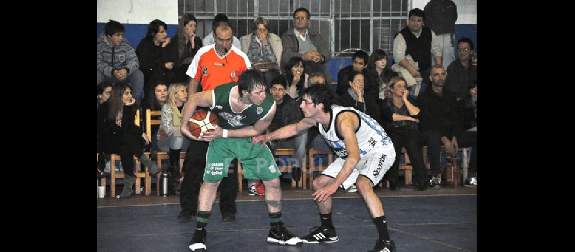 Ignacio Catanzaro maniobra ante MatÃ­as Santana El equipo albiverde ganÃ³ con justicia Lucas Pagano 