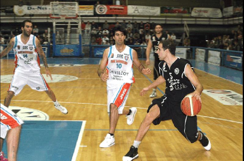 El alero marplatense Juan Ignacio Varas fue clave en el equipo albinegro al anotar 17 puntos incluido un triple desde mÃs allÃ de mitad de cancha Claudio MartÃ­nez 