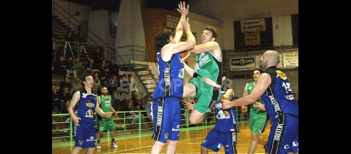 El alero albiverde Ignacio Catanzaro fue la figura y el goleador del juego con 30 puntos Claudio MartÃ­nez 