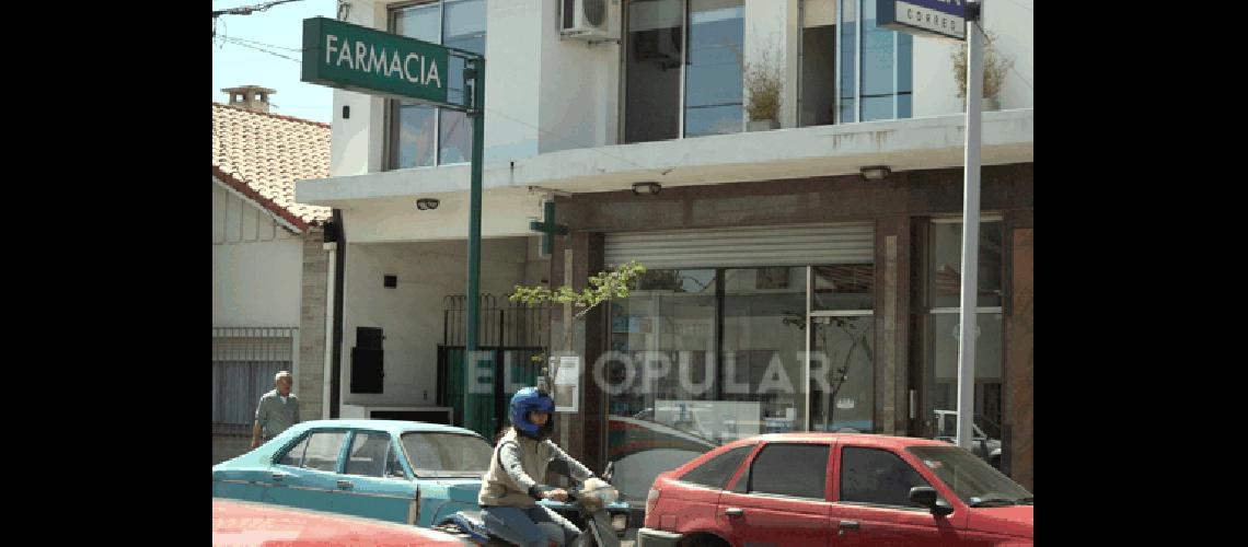 Delincuentes armados y a cara descubierta asaltaron una farmacia del microcentro