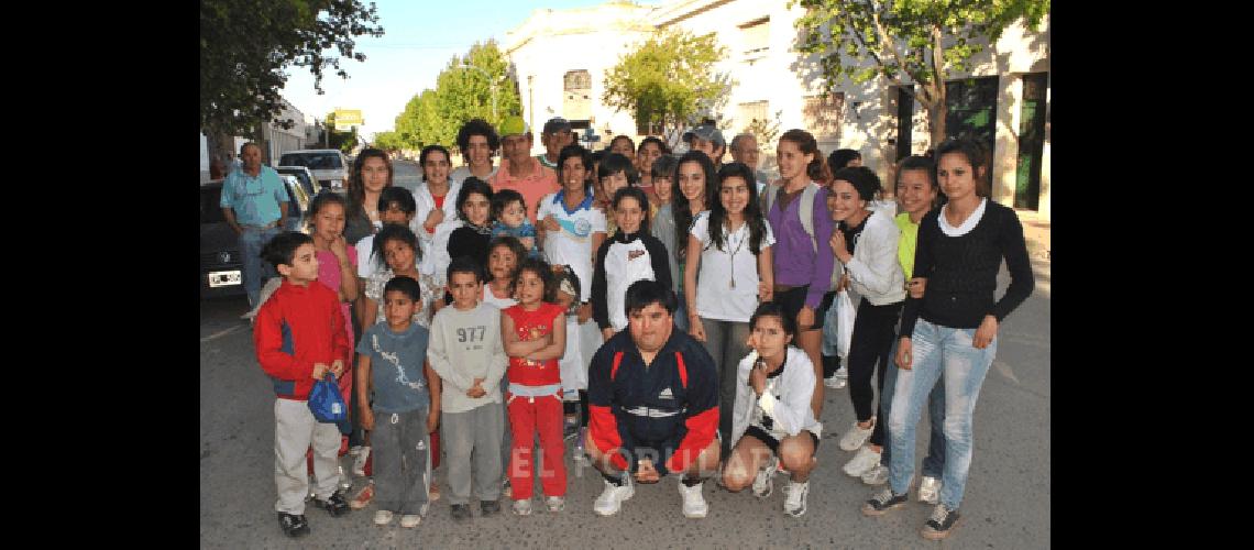 Atletas de la agrupaciÃ³n familiares amigos y niÃ±os de su escuelita de atletismo la recibieron ayer por la tarde Fotos- Agencia 