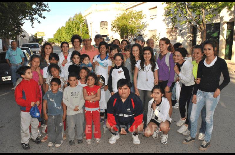 Atletas de la agrupaciÃ³n familiares amigos y niÃ±os de su escuelita de atletismo la recibieron ayer por la tarde Fotos- Agencia 