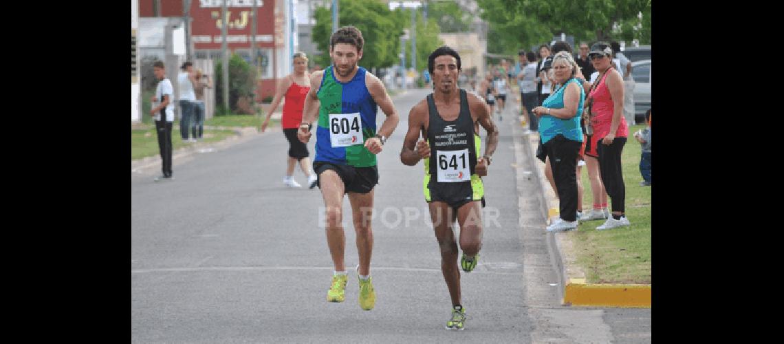 Balcedo y Peralta codo a codo en el Ãºnico pasaje de los primeros 5 km que el lapridense tuvo resistencia en el trazado 