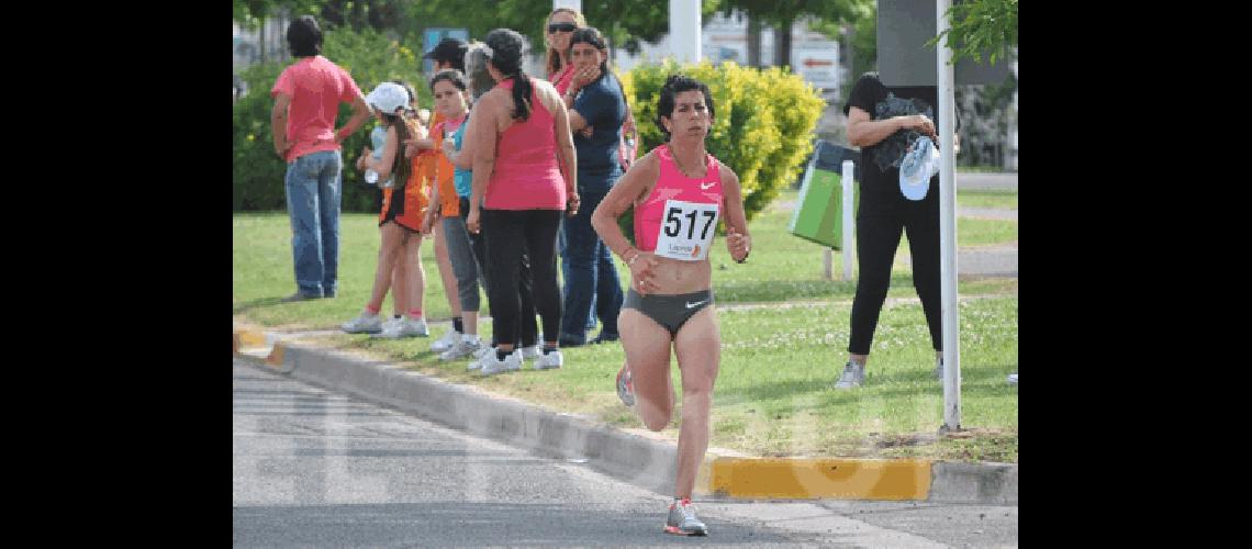 Nadia RodrÃ­guez a paso firme y en soledad ganÃ³ en los 10 km 