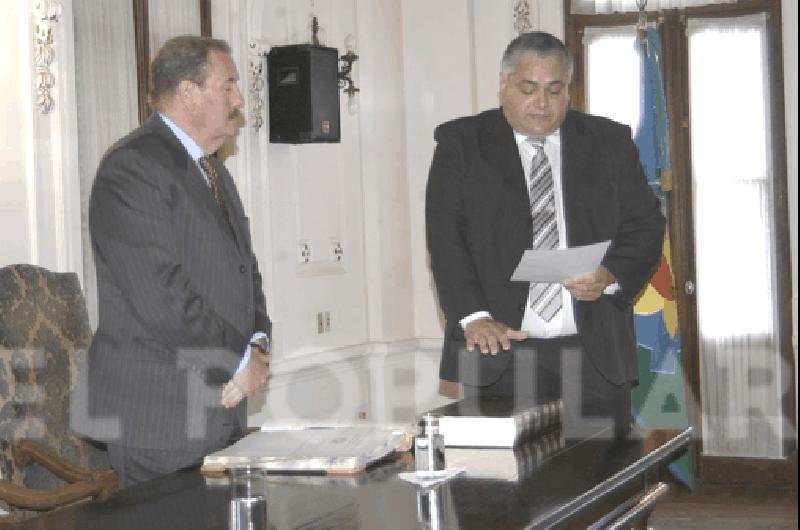 El Fiscal General de Azul Eduardo Serradell le tomÃ³ juramento al Ayudante Fiscal local JosÃ© MarÃ­a Ellis 