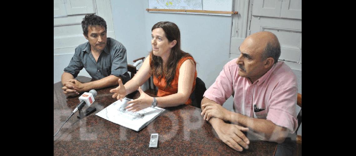 La BiÃ³loga Yanina Mariotini junto al titular de la FundaciÃ³n y Director de ProducciÃ³n local 