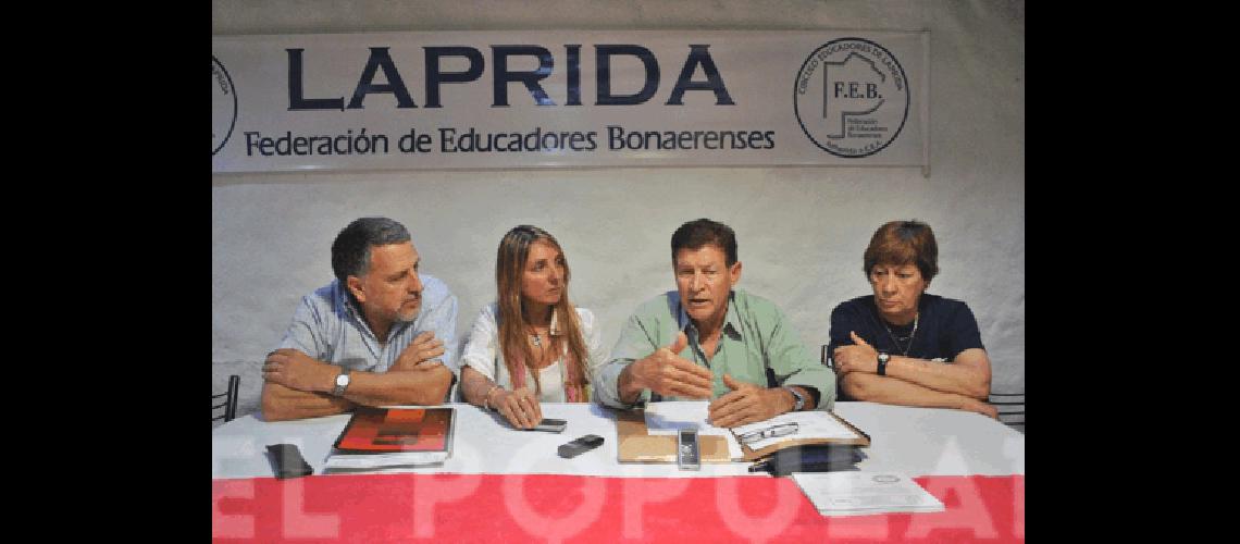 Dirigentes de la FEB con miembros del CEL Laprida en la reuniÃ³n regional 