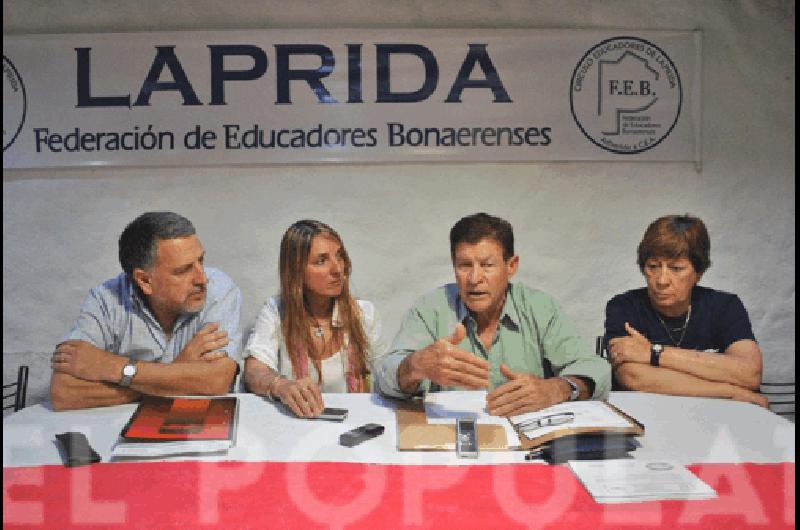 Dirigentes de la FEB con miembros del CEL Laprida en la reuniÃ³n regional 