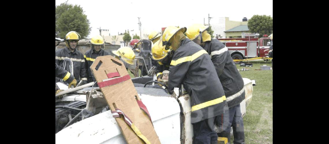 Se realizÃ³ un simulacro de extracciÃ³n de vÃ­ctimas en tres vehÃ­culos 